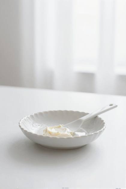 Porzellanschale mit Salbenspatel