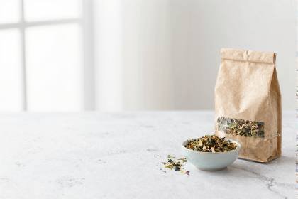 Loser Kräutertee in der Schale
