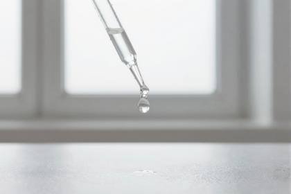 Einzelner Tropfen an der Pipette