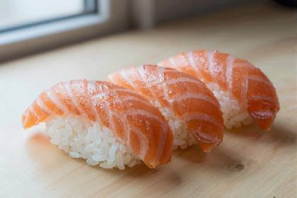 Lachs-Nigiri (quer)