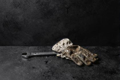 Arbeitshandschuh und Schlüssel