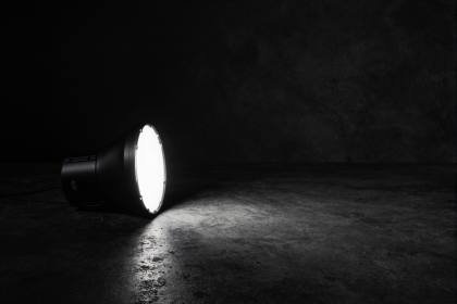 Werkstattlampe auf Beton