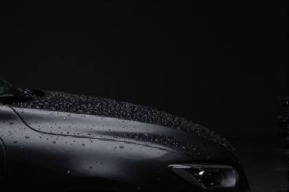 Regentropfen auf der Motorhaube
