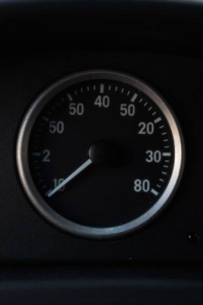 Tachometer im Cockpit