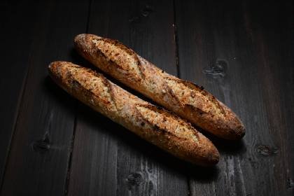Zwei Baguettes auf dunklem Holz