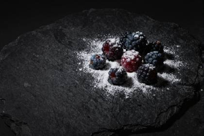 Beeren mit Puderzucker