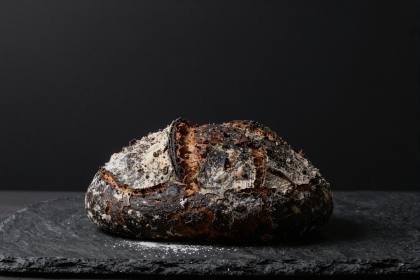 Sauerteigbrot mit aufgerissener Kruste