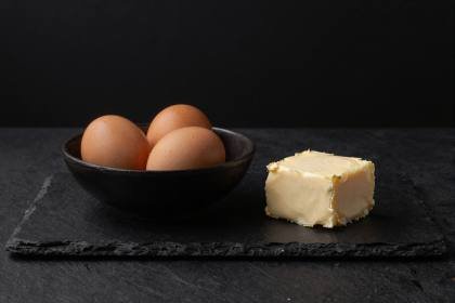 Eier und Butter auf Schiefer