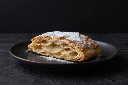Apfelstrudel mit Puderzucker