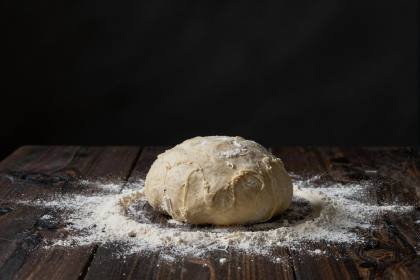 Teigkugel auf bemehltem Holz