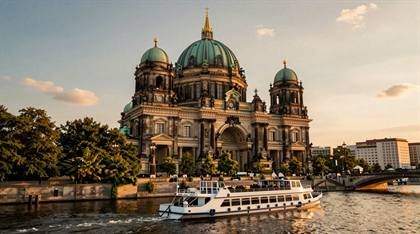 Berliner Dom mit Ausflugsschiff