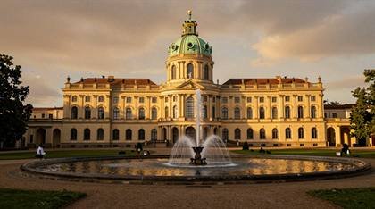 Schloss Charlottenburg mit Springbrunnen