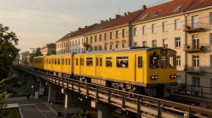 Gelbe U-Bahn auf der Hochbahn