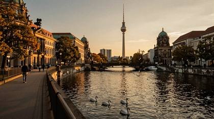 Spree mit Schwänen und Fernsehturm