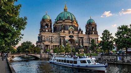 Berliner Dom im Sommer