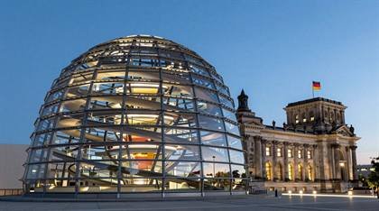 Reichstagskuppel zur blauen Stunde
