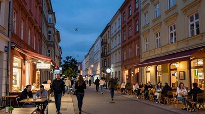 Straßencafés am Abend