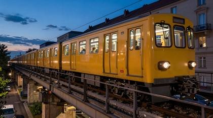 U-Bahn auf der Hochbahn am Abend