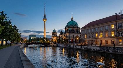 Spree mit Fernsehturm und Dom am Abend