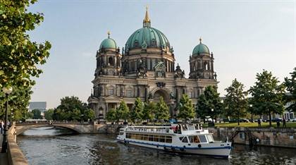 Berliner Dom mit Ausflugsschiff im Sommer