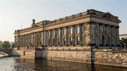 Bode-Museum an der Spree bei Tageslicht