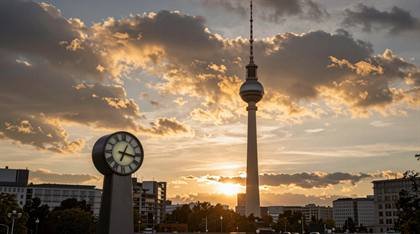 Fernsehturm mit Straßenuhr im Sonnenuntergang