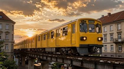 U-Bahn auf der Hochbahn im Sonnenuntergang