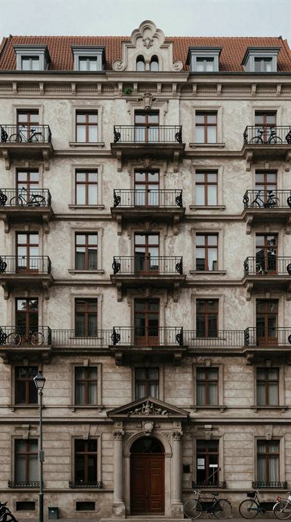 Altbaufassade mit Balkonen