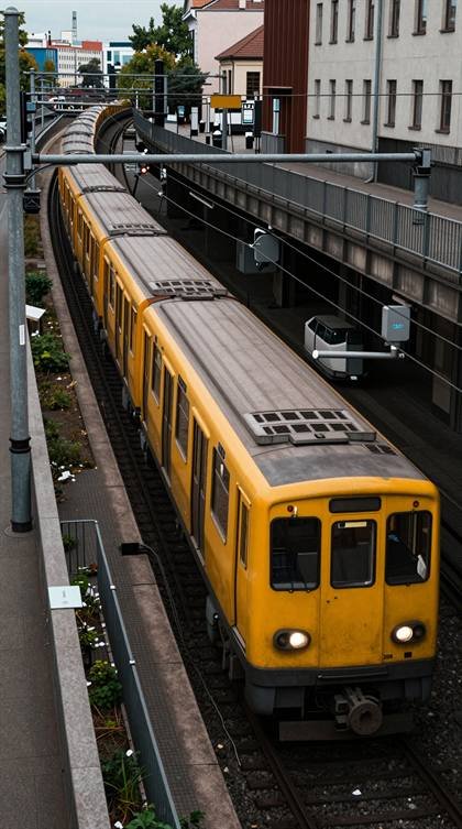 Gelbe U-Bahn von oben