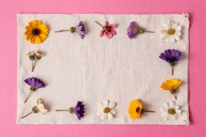 Trockenblumen auf Leinen gelegt