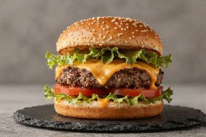 Doppel-Cheeseburger mit Käsefluss