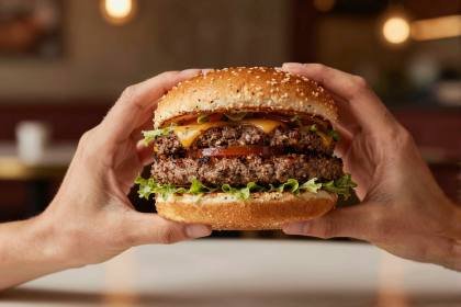 Burger in beiden Händen