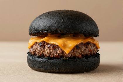 Burger mit schwarzem Brötchen