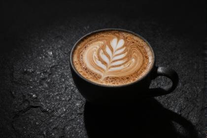 Cappuccino mit Blattmuster