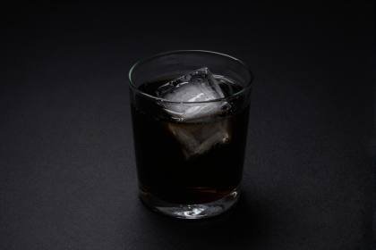 Tumbler mit Eiswürfel