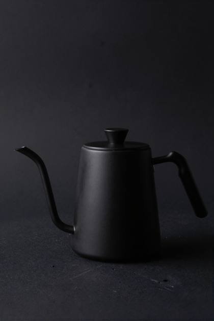 Schwarze Kanne mit Schwanenhals