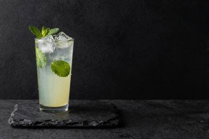 Hausgemachte Limonade mit Minze