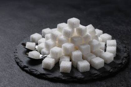 Zuckerwürfel auf Schiefer
