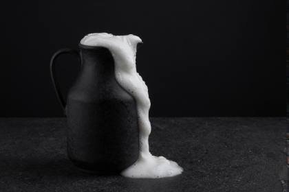 Milchkännchen mit Schaumwirbel