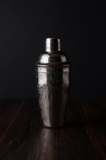 Verbeulter Shaker auf der Theke