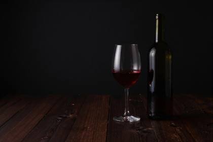 Rotwein und offene Flasche