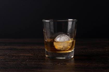 Whisky mit Eiskugel