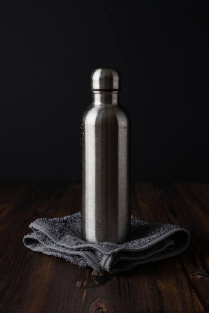 Trinkflasche und Handtuch