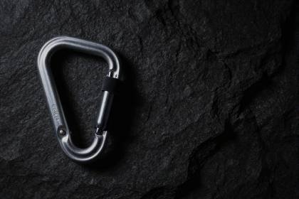 Karabiner und Kreidebeutel