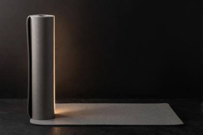 Gerollte Matte an der Wand
