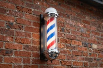 Barber-Pole an Ziegelwand