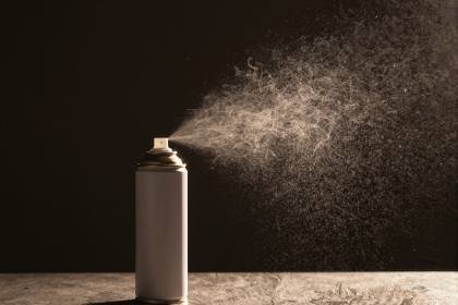 Haarspray im Lichtstrahl