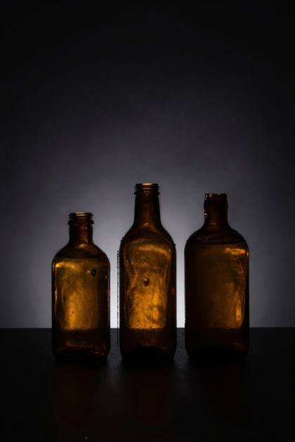 Drei Apothekerflaschen im Gegenlicht