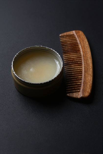 Pomade und Holzkamm