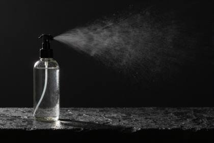 Wassersprüher im Lichtstrahl